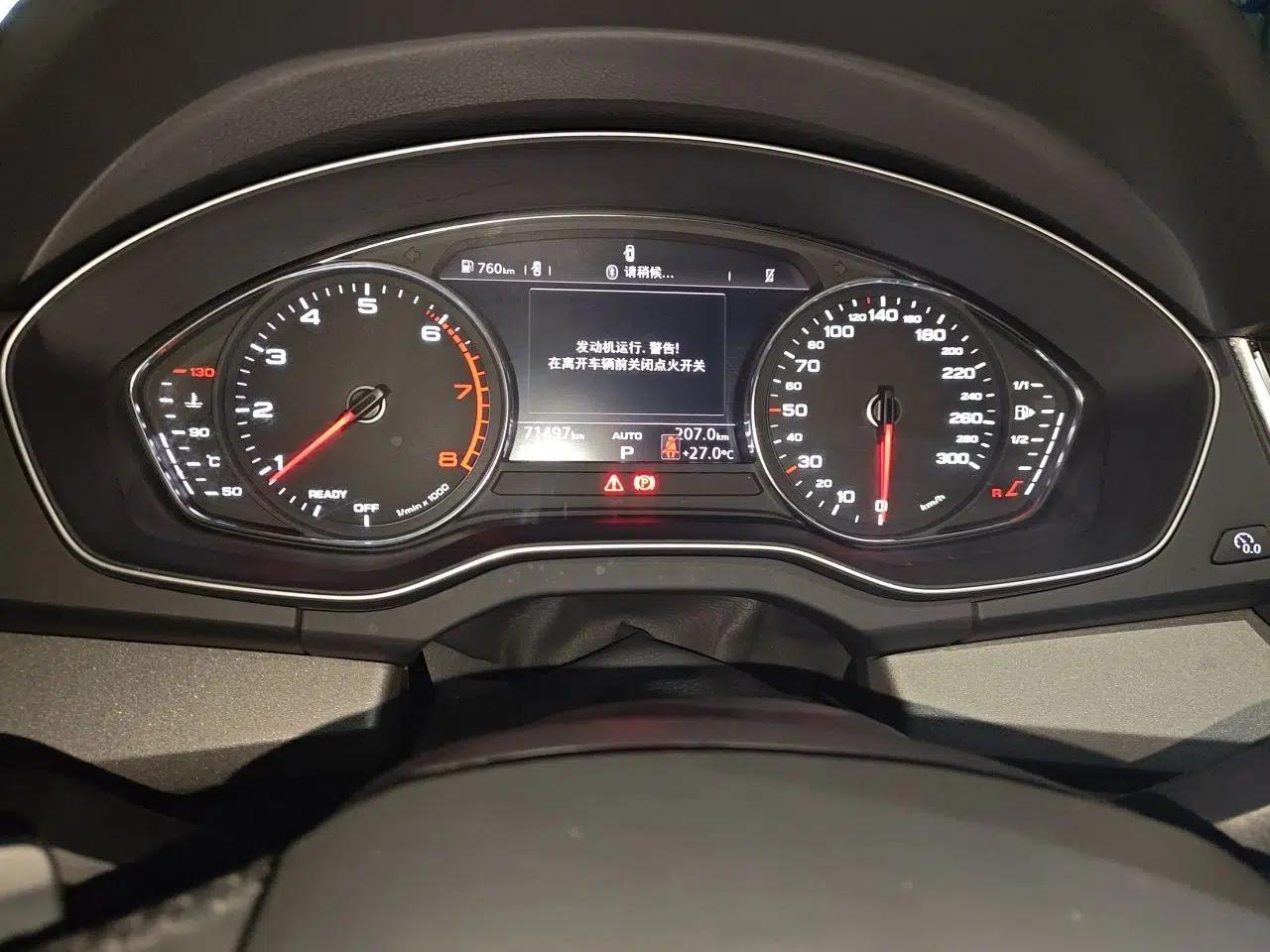 Audi Q5 2018 Collector's Edition 40 TFSI Ambition Model — миниатюра 11