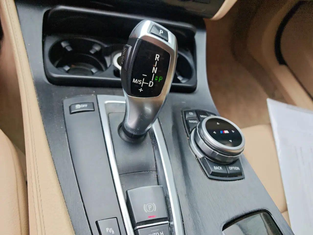 BMW 5 Series 2011 523Li Luxury Model — миниатюра 14