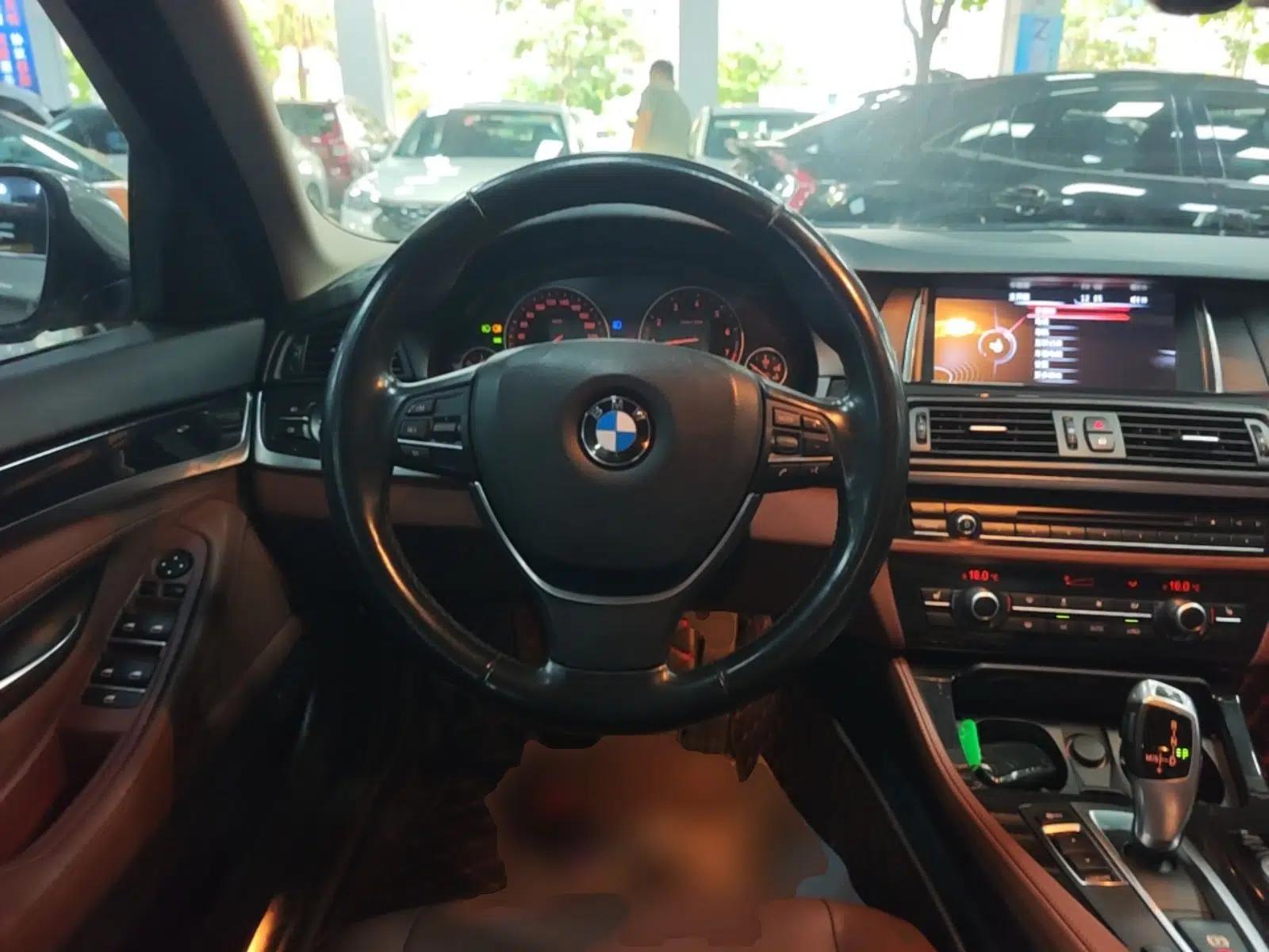 BMW 5 Series 2017 520Li Elegant Edition — миниатюра 13