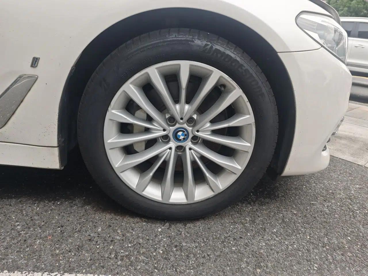 BMW 5 Series New Energy 2019 530Le Luxury Package — миниатюра 8