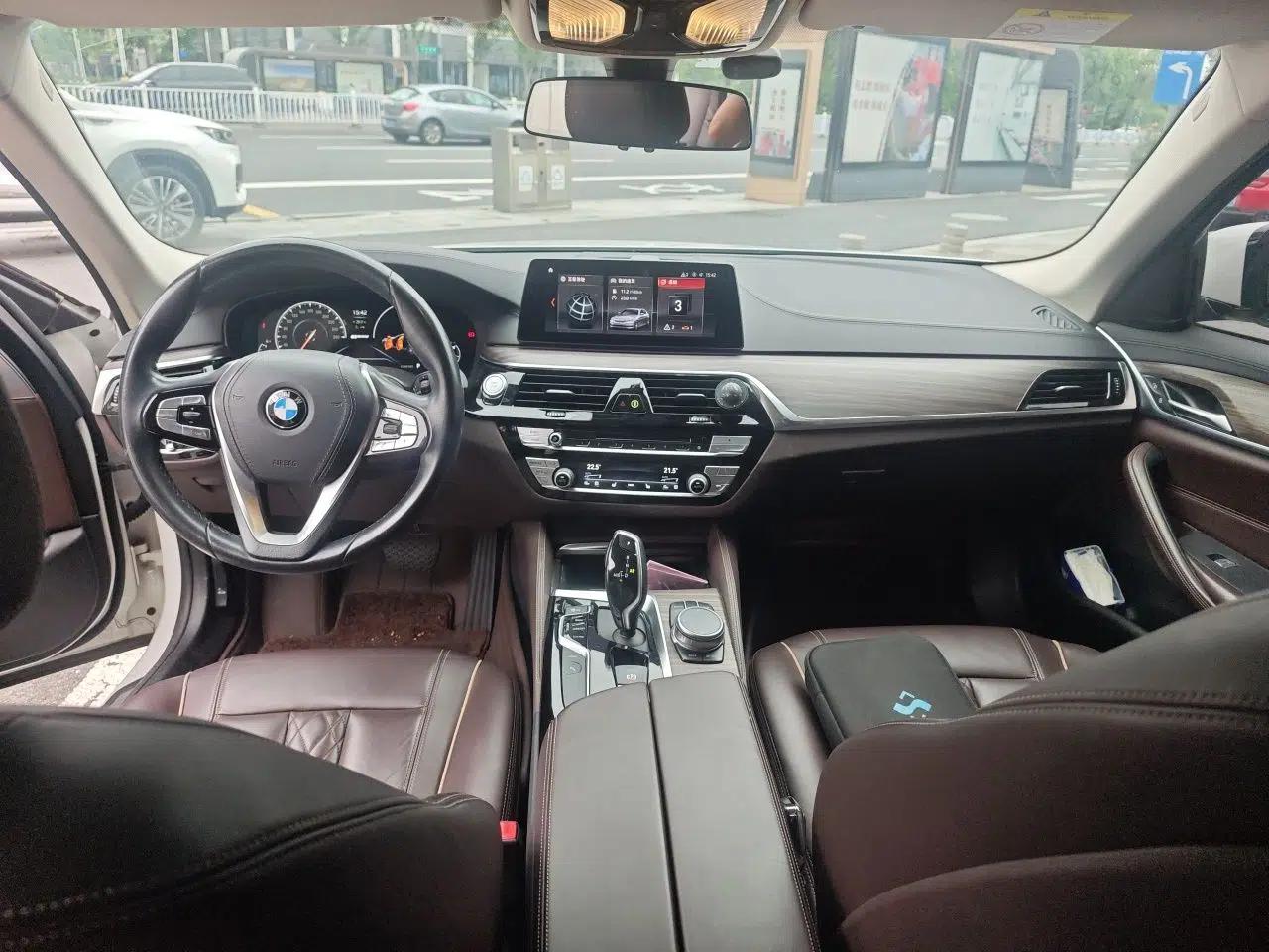 BMW 5 Series New Energy 2019 530Le Luxury Package — миниатюра 9