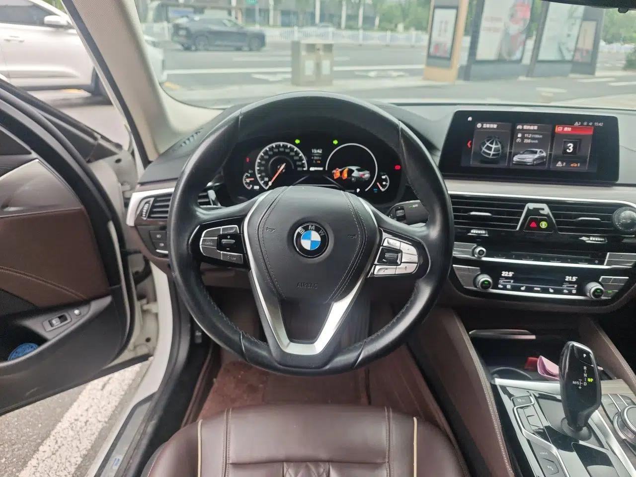 BMW 5 Series New Energy 2019 530Le Luxury Package — миниатюра 10