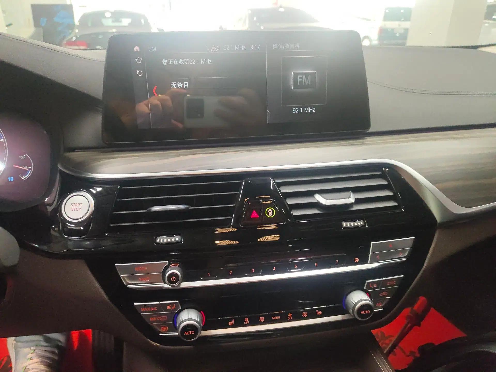 BMW 5 Series New Energy 2019 530Le Luxury Package — миниатюра 13