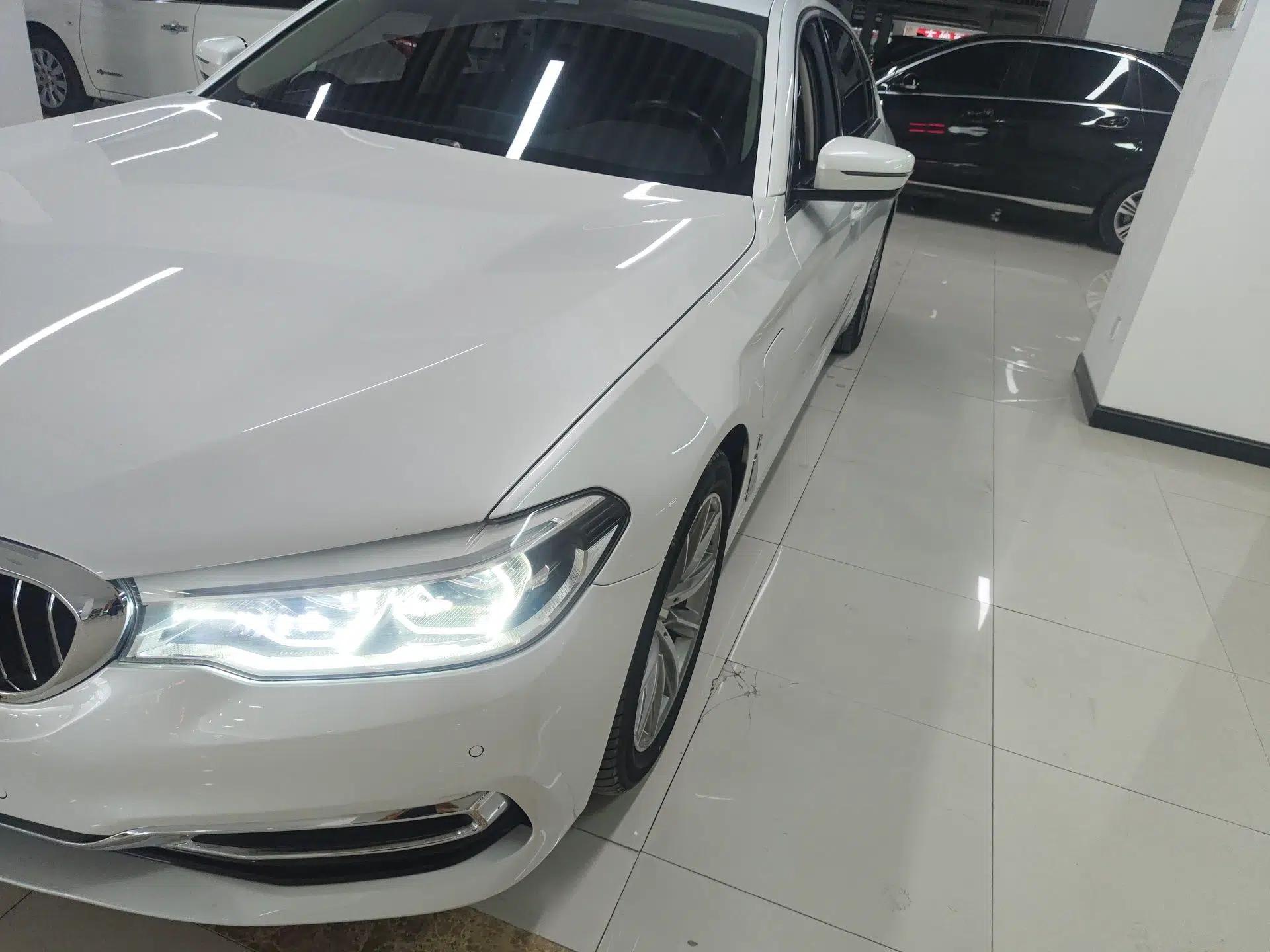 BMW 5 Series New Energy 2019 530Le Luxury Package — миниатюра 3