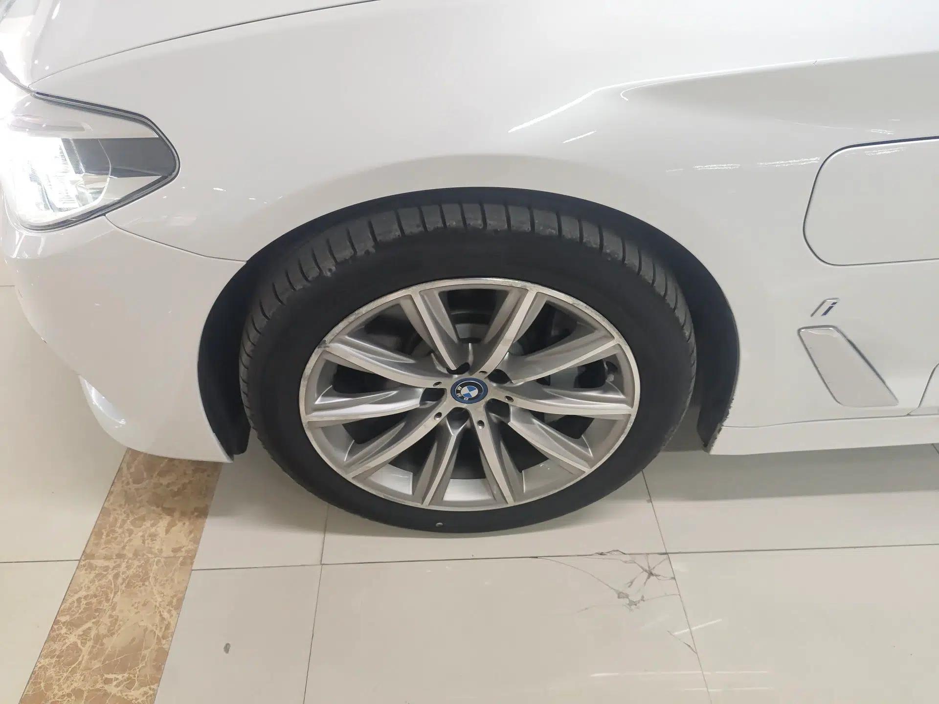 BMW 5 Series New Energy 2019 530Le Luxury Package — миниатюра 4