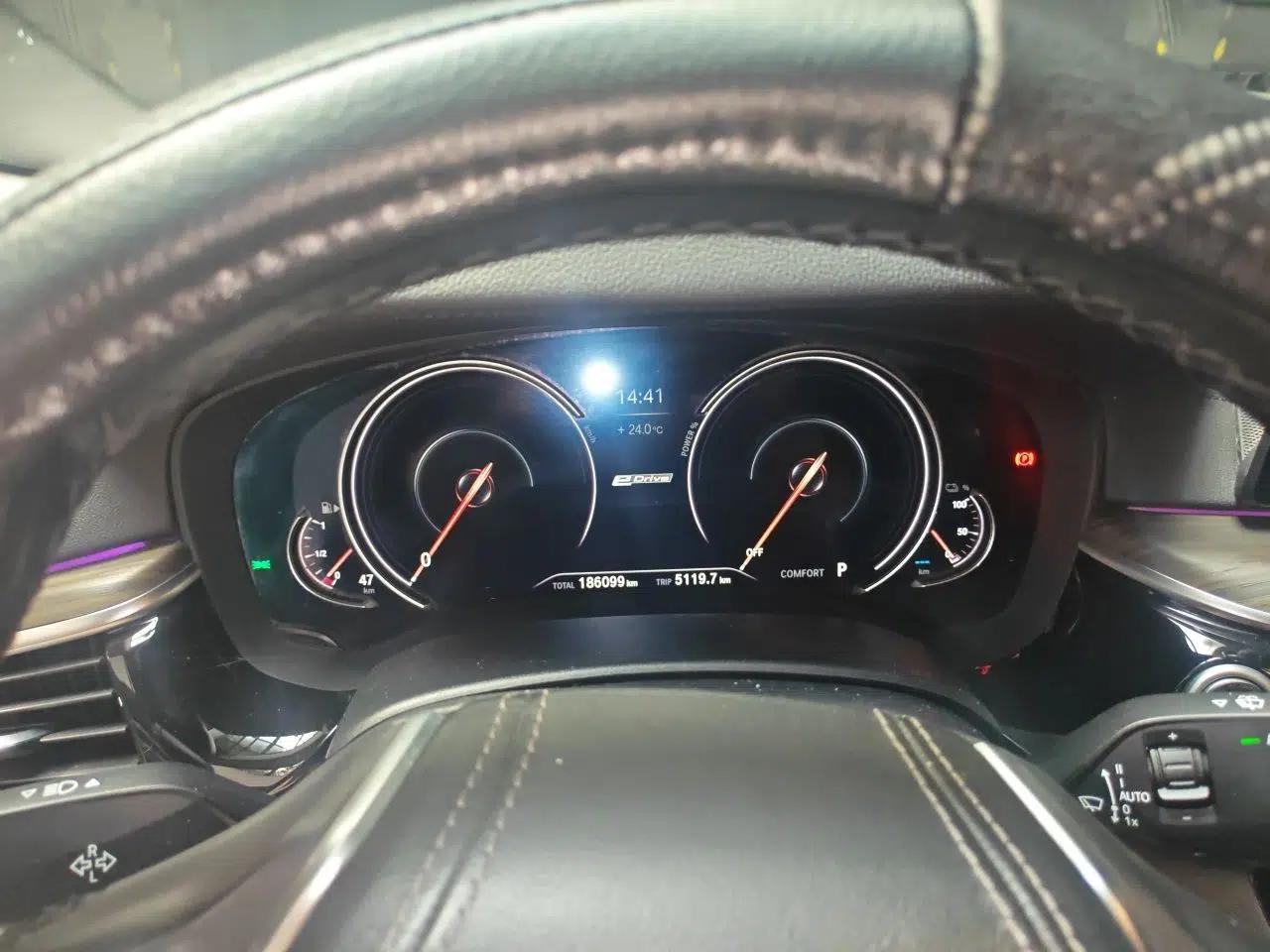 BMW 5 Series New Energy 2018 530Le Luxury Package — миниатюра 11