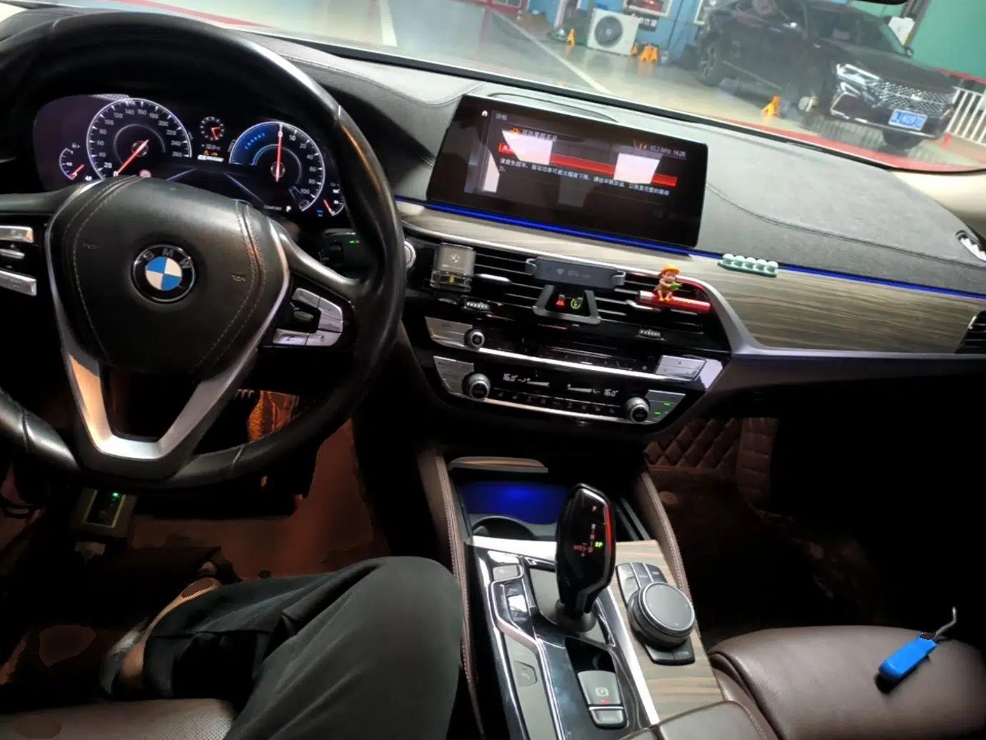 BMW 5 Series New Energy 2019 Updated 530Le Pioneer Edition — миниатюра 17