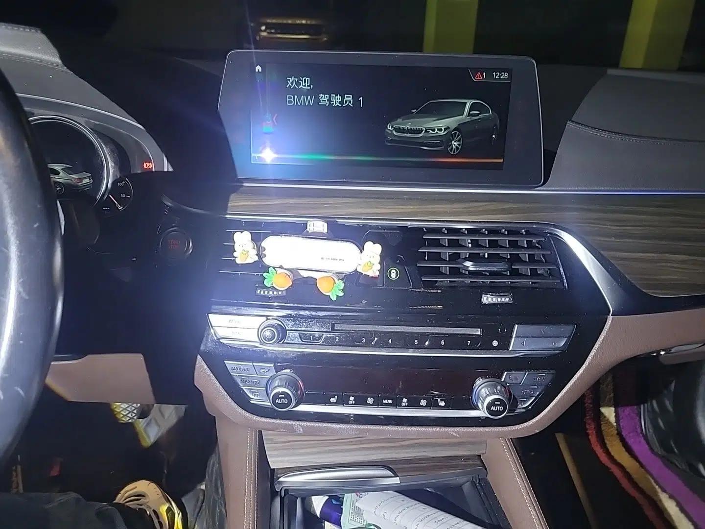 BMW 5 Series New Energy 2018 530Le Luxury Package — миниатюра 13