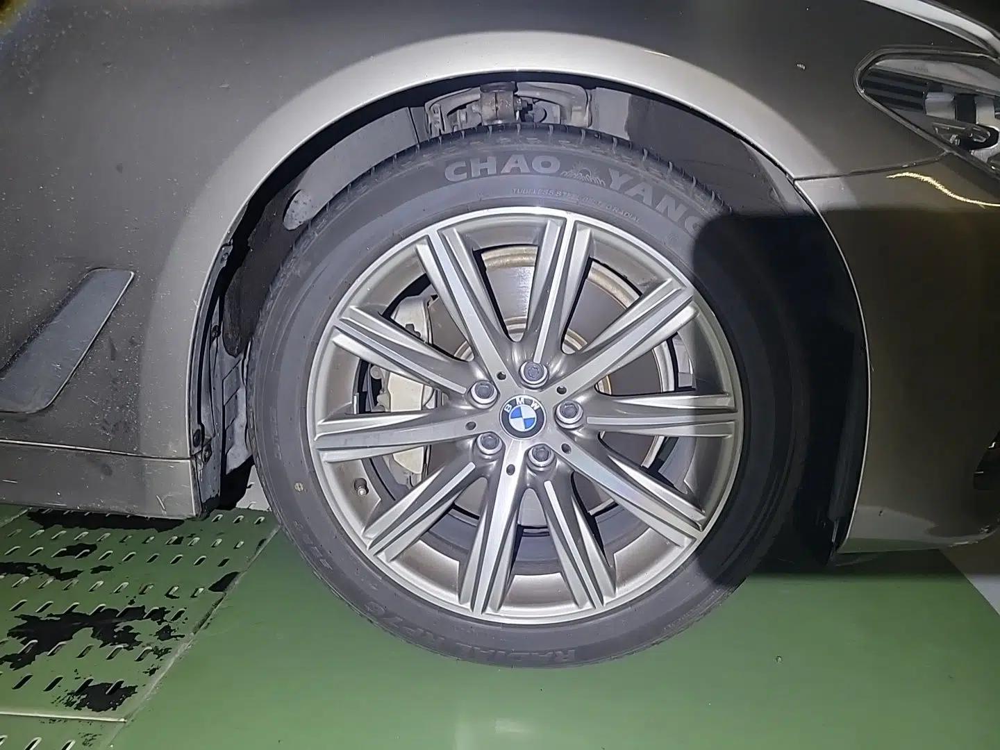 BMW 5 Series New Energy 2018 530Le Luxury Package — миниатюра 8