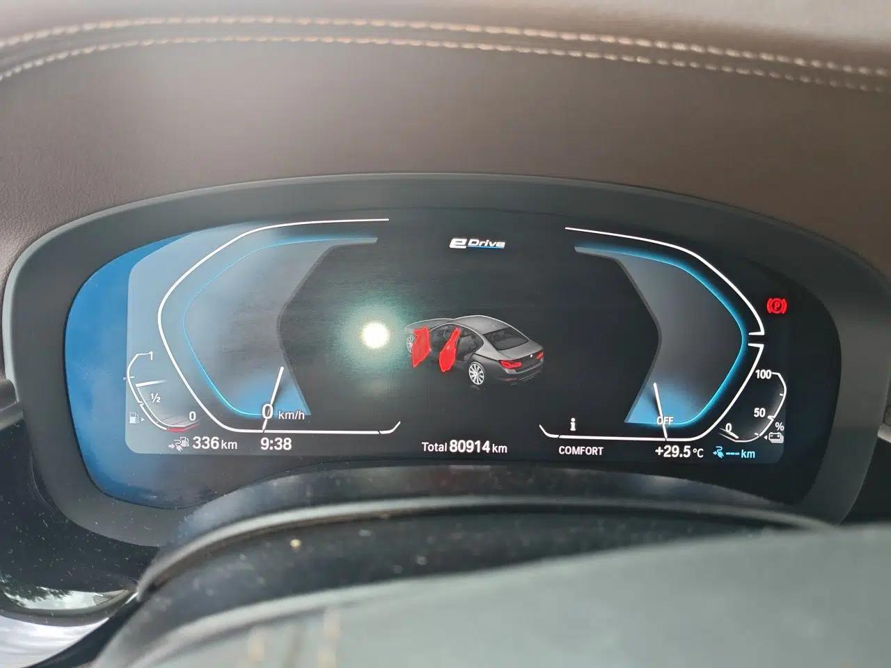 BMW 5 Series New Energy 2020 530Le Pioneer Edition — миниатюра 11