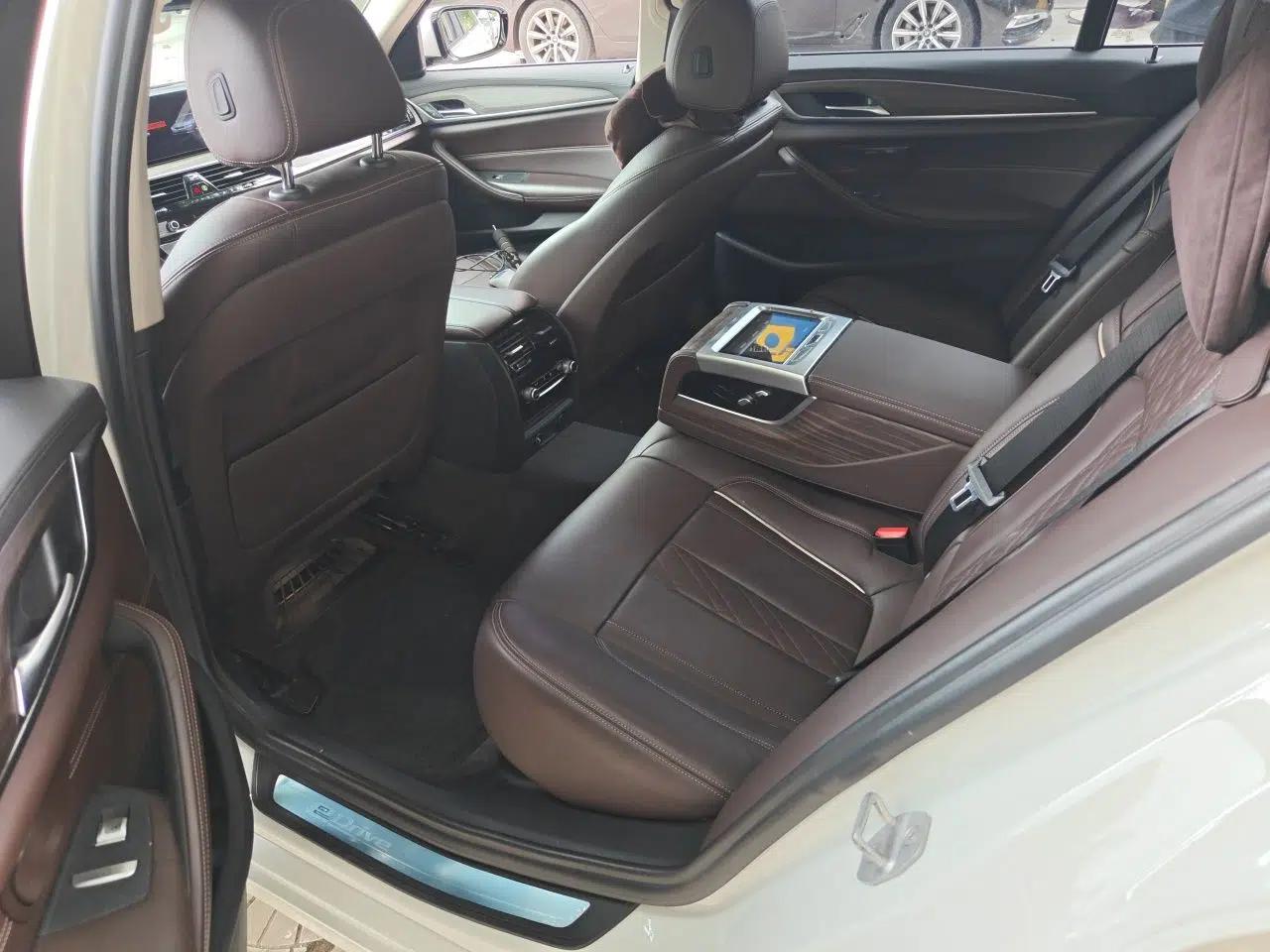 BMW 5 Series New Energy 2019 530Le Luxury Package — миниатюра 17