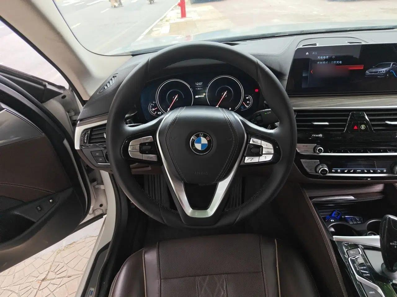 BMW 5 Series New Energy 2019 530Le Luxury Package — миниатюра 10