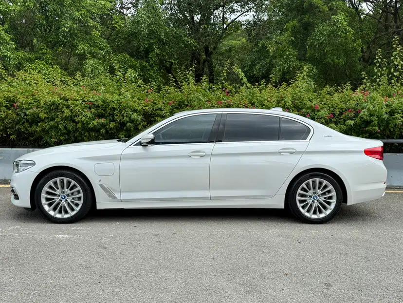 BMW 5 Series New Energy 2019 530Le Luxury Package — миниатюра 12