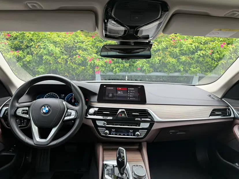 BMW 5 Series New Energy 2019 530Le Luxury Package — миниатюра 32
