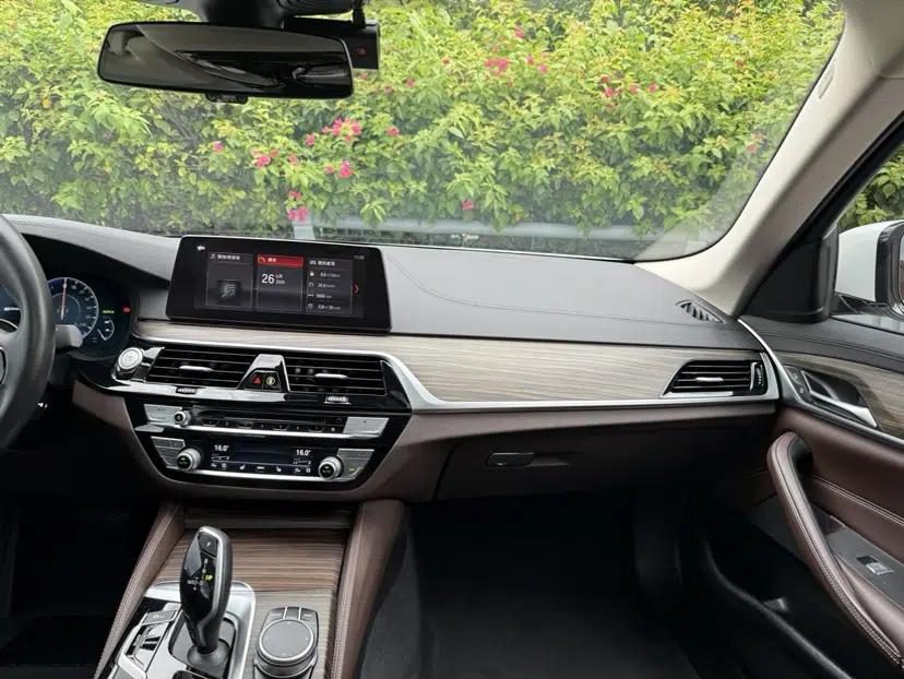 BMW 5 Series New Energy 2019 530Le Luxury Package — миниатюра 38