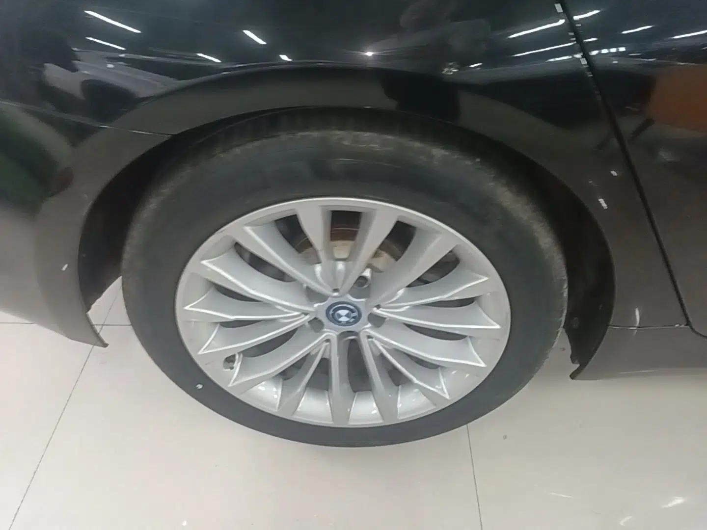 BMW 5 Series New Energy 2019 530Le Pioneer Edition — миниатюра 11