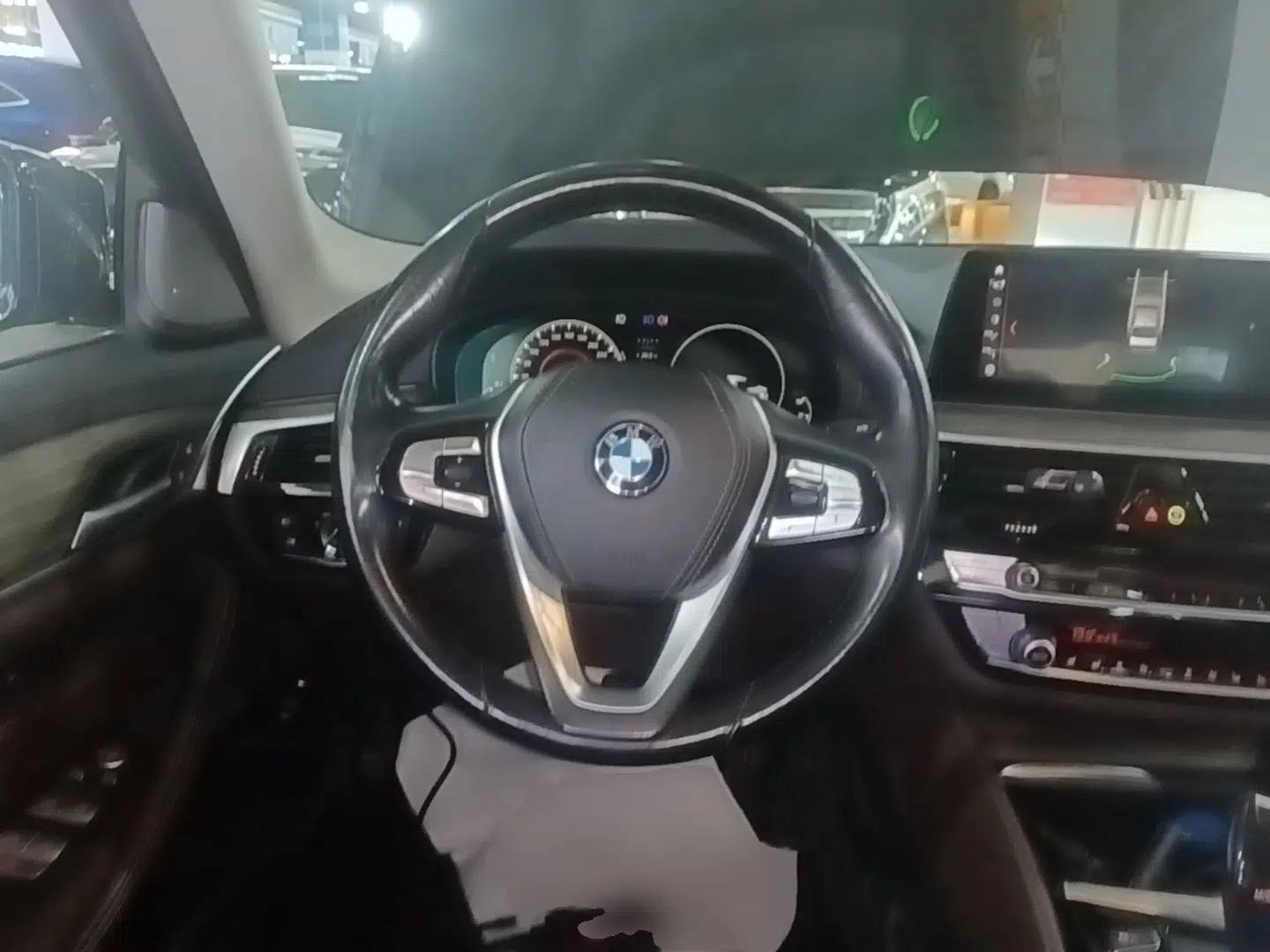 BMW 5 Series New Energy 2019 530Le Pioneer Edition — миниатюра 13