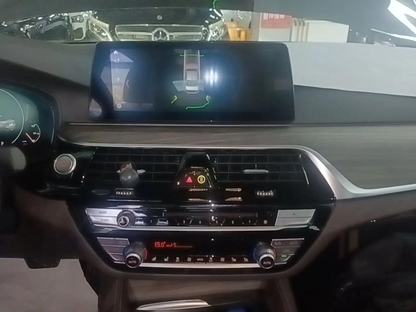 BMW 5 Series New Energy 2019 530Le Pioneer Edition — миниатюра 15