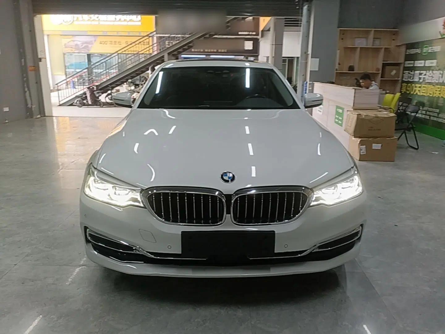 BMW 5 Series New Energy 2019 Updated 530Le Pioneer Edition — миниатюра 2