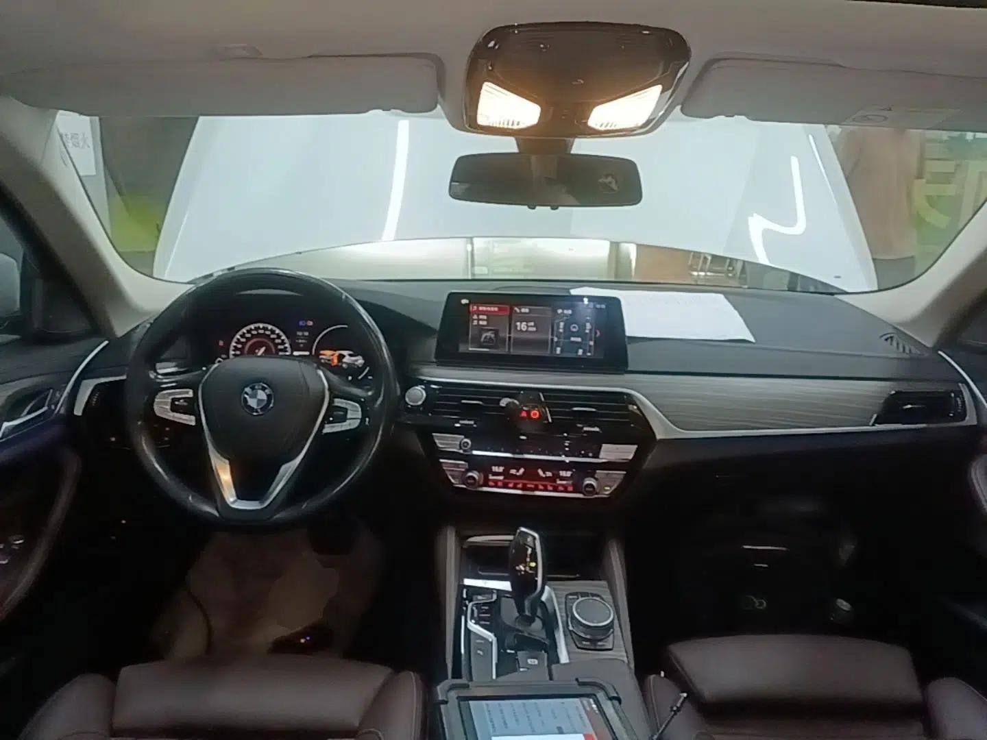 BMW 5 Series New Energy 2019 Updated 530Le Pioneer Edition — миниатюра 12