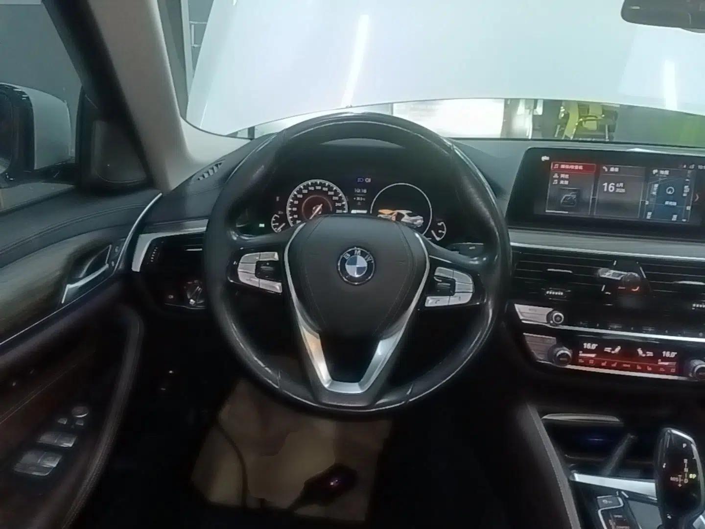 BMW 5 Series New Energy 2019 Updated 530Le Pioneer Edition — миниатюра 13
