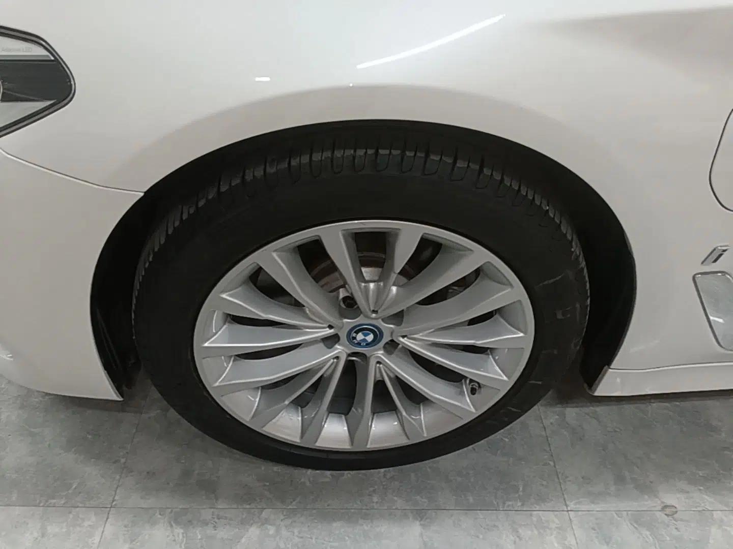 BMW 5 Series New Energy 2019 Updated 530Le Pioneer Edition — миниатюра 10