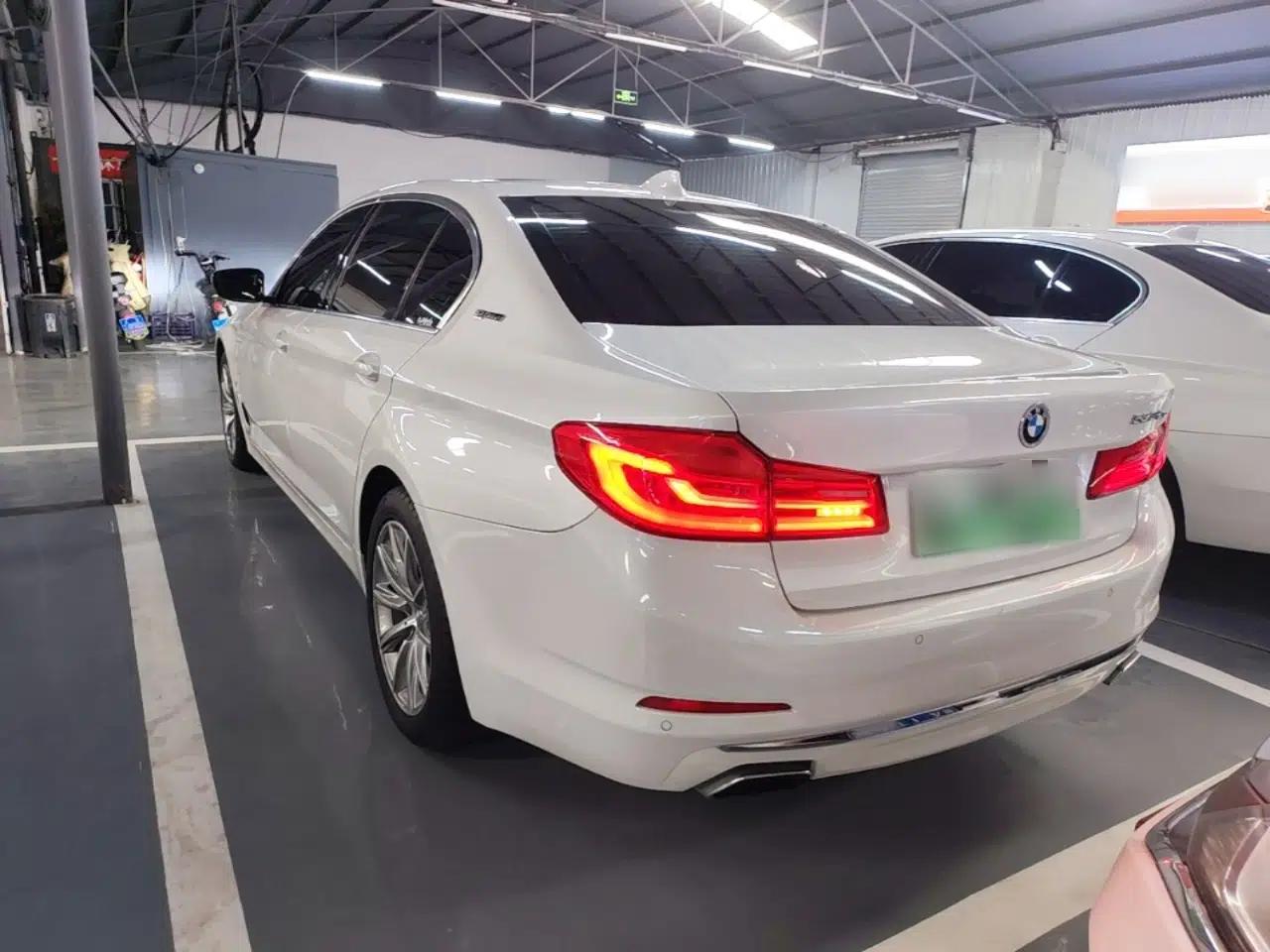 BMW 5 Series New Energy 2019 530Le Luxury Package — миниатюра 4