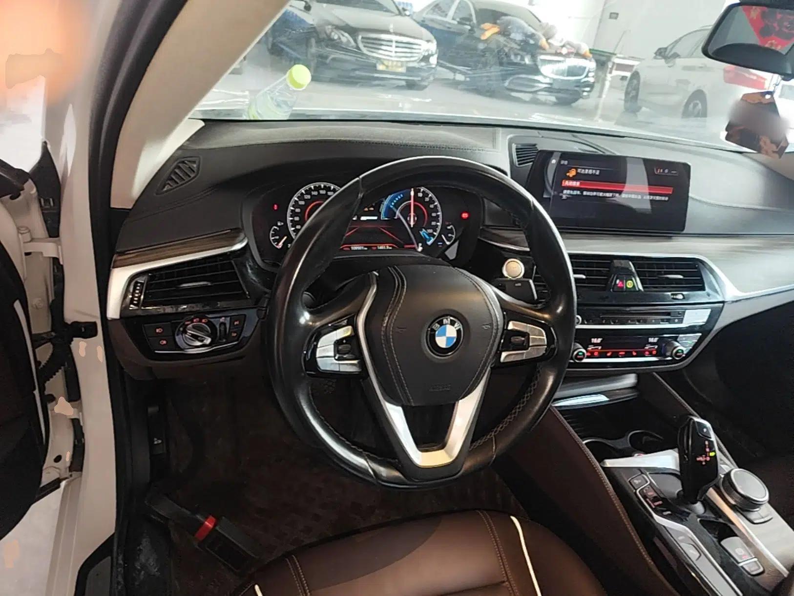 BMW 5 Series New Energy 2019 530Le Luxury Package — миниатюра 12
