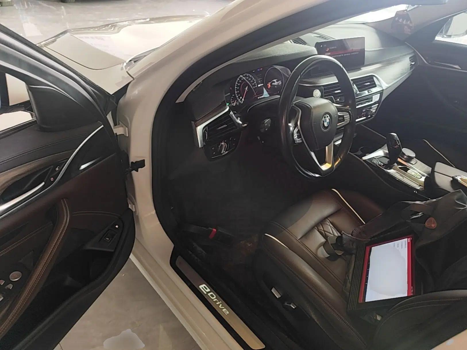 BMW 5 Series New Energy 2019 530Le Luxury Package — миниатюра 18
