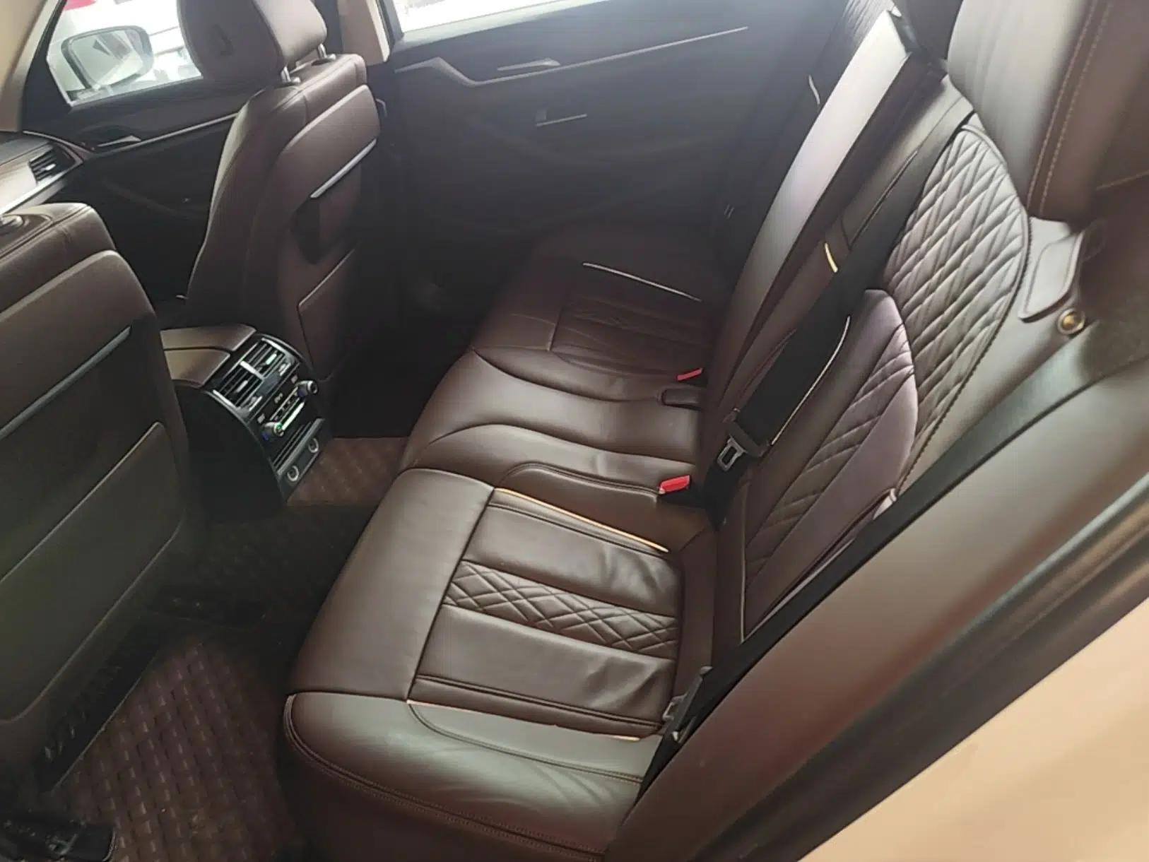 BMW 5 Series New Energy 2019 530Le Luxury Package — миниатюра 20