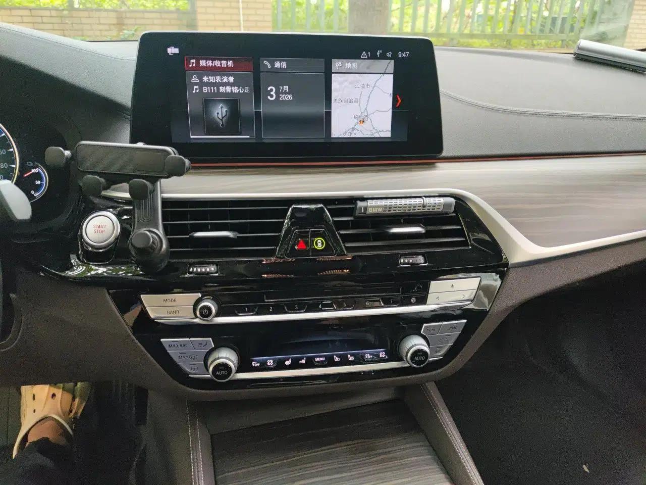 BMW 5 Series New Energy 2018 530Le Luxury Package — миниатюра 13