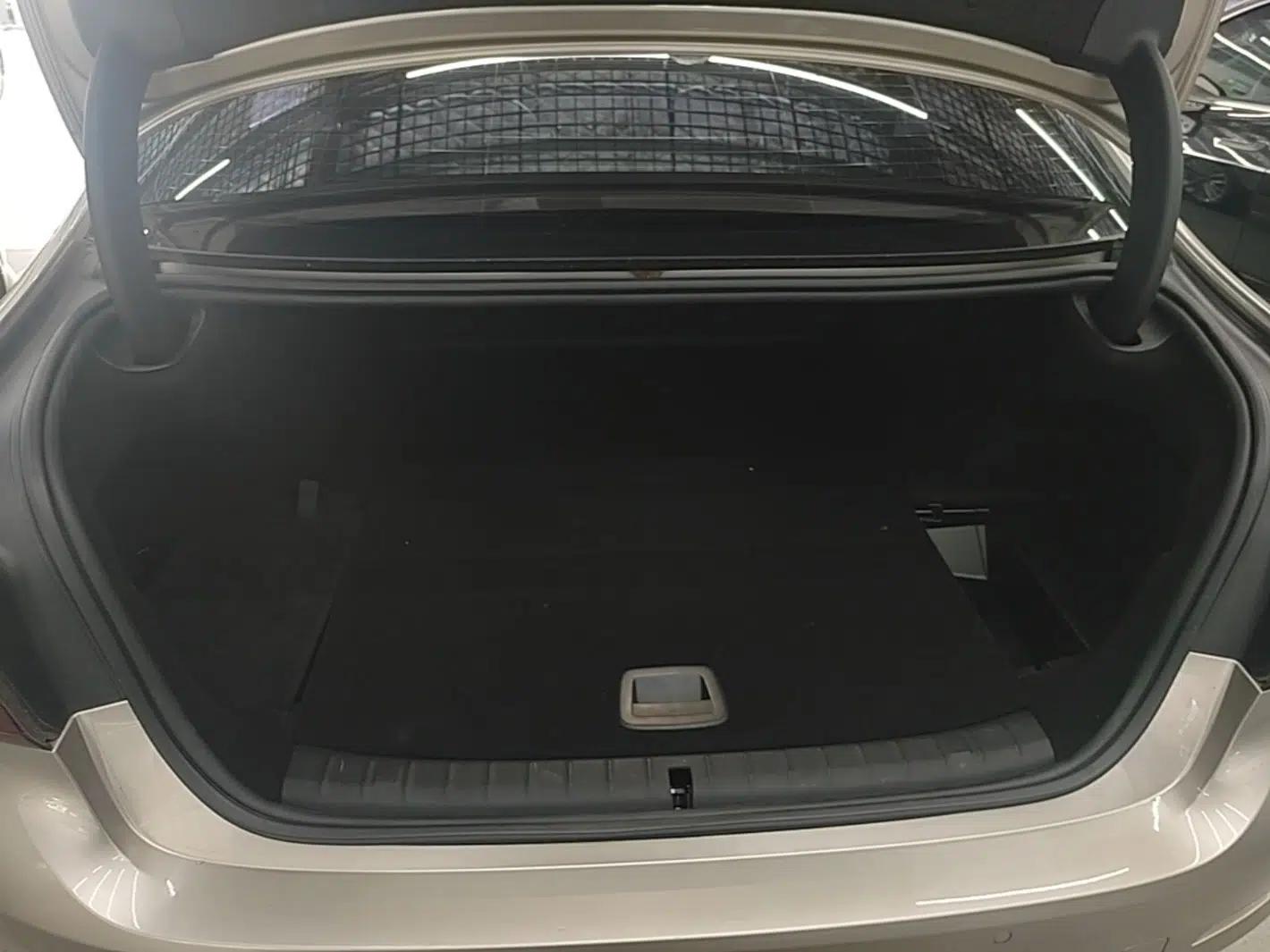 BMW 5 Series New Energy 2019 530Le Luxury Package — миниатюра 28