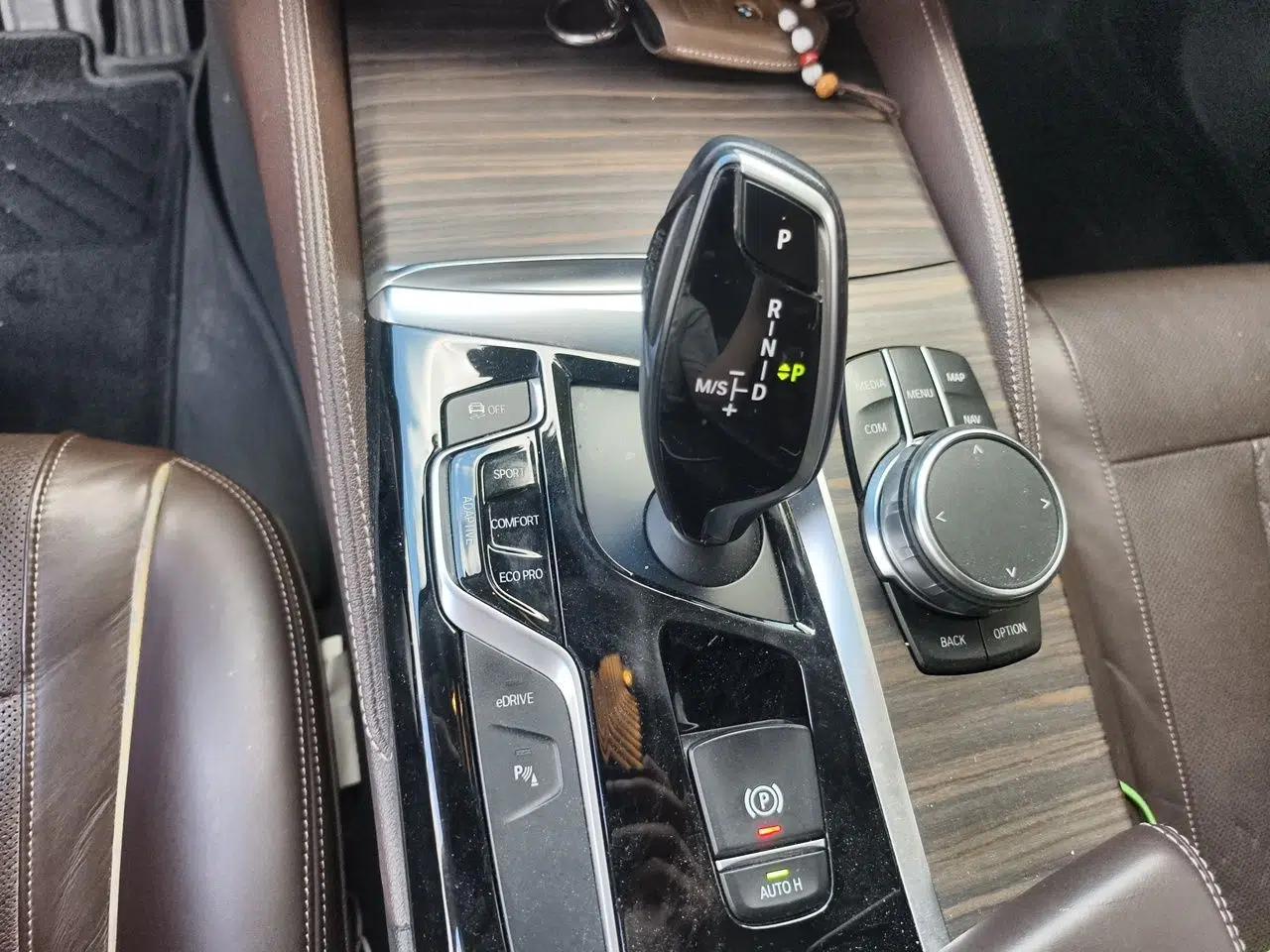 BMW 5 Series New Energy 2019 530Le Luxury Package — миниатюра 14