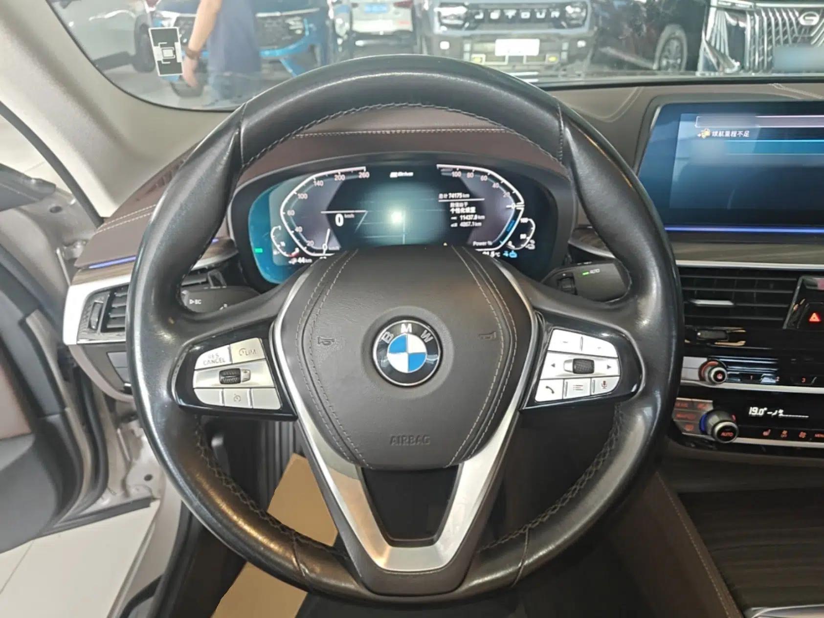 BMW 5 Series New Energy 2020 530Le Luxury Package — миниатюра 13