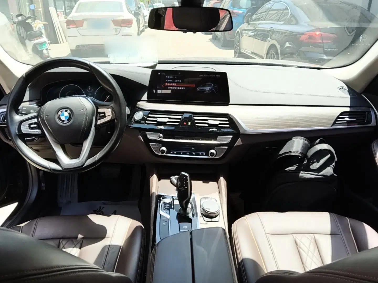 BMW 5 Series New Energy 2019 530Le Luxury Package — миниатюра 17