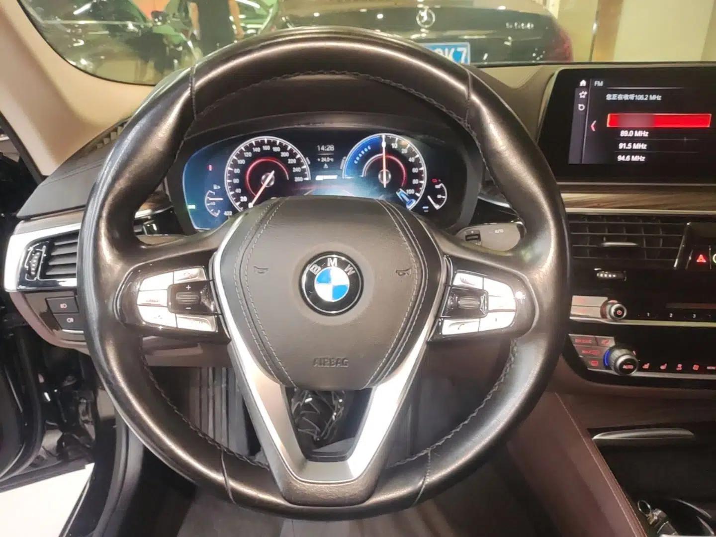BMW 5 Series New Energy 2019 530Le Pioneer Edition — миниатюра 18