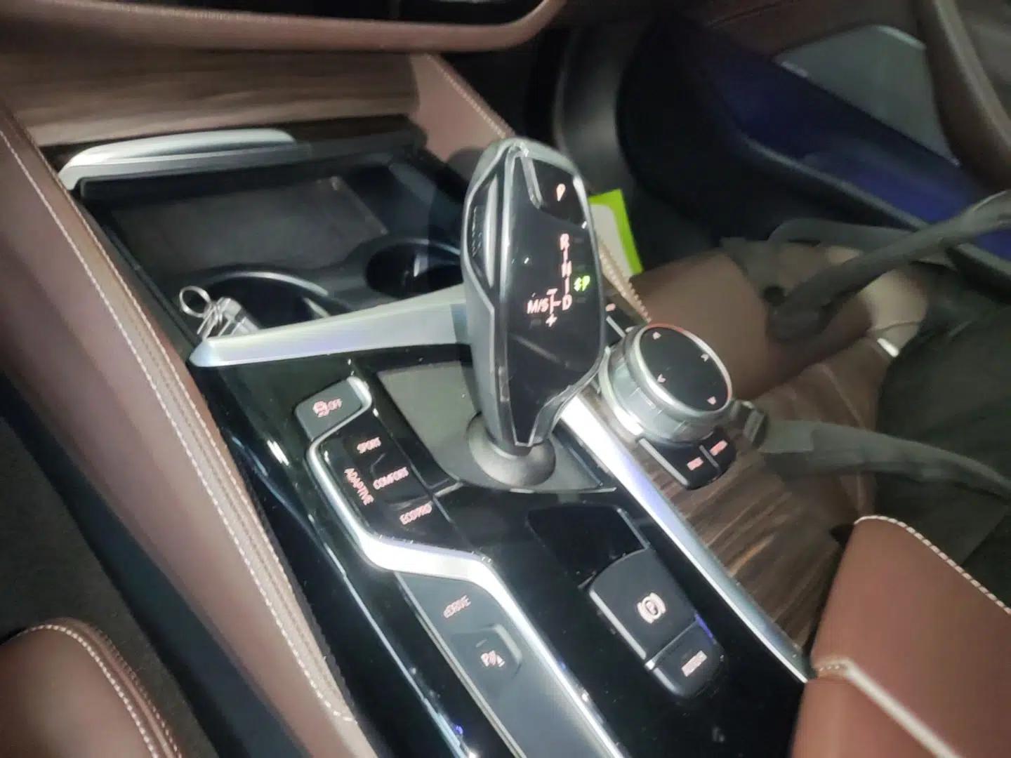 BMW 5 Series New Energy 2019 530Le Pioneer Edition — миниатюра 21
