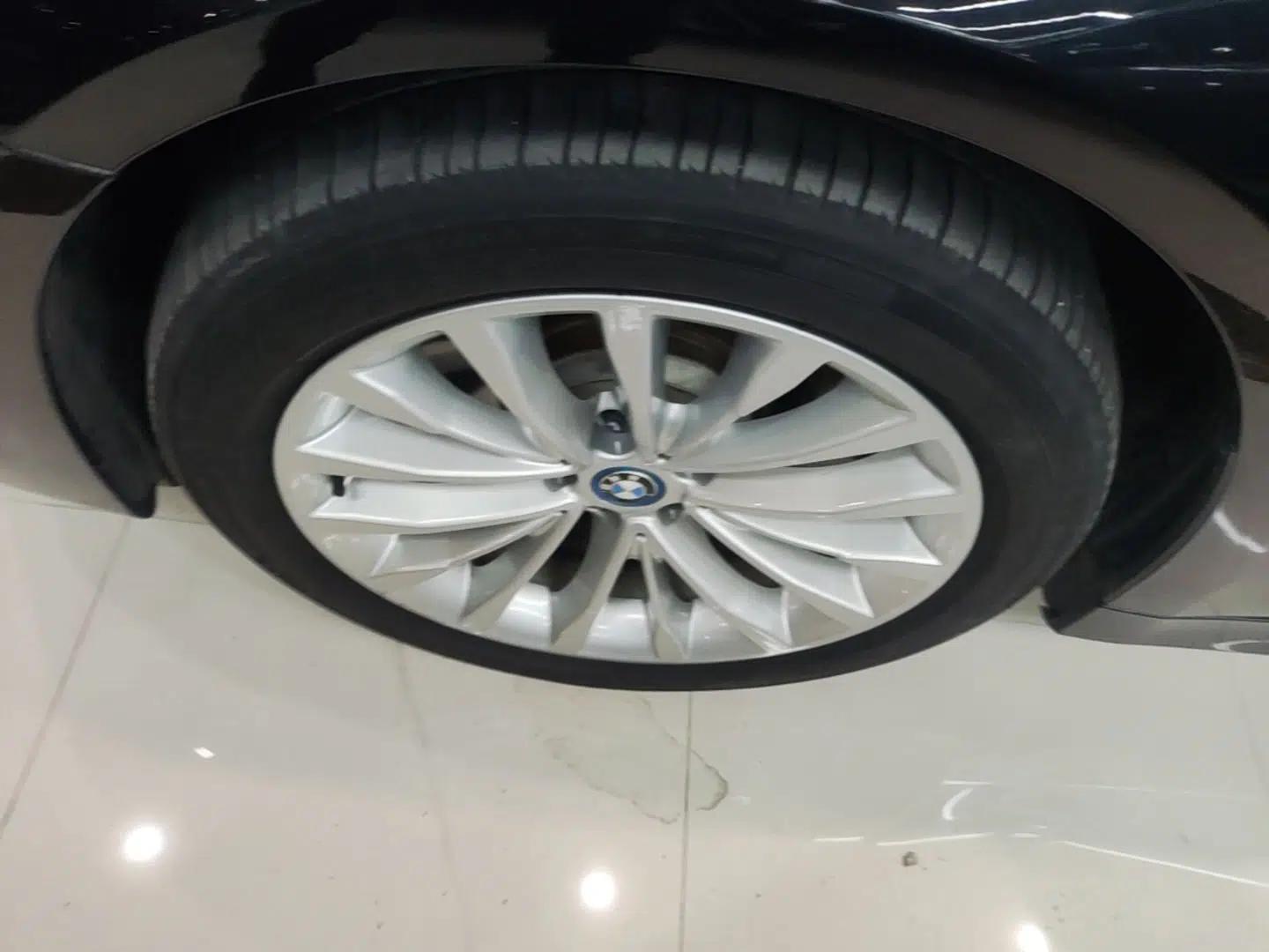 BMW 5 Series New Energy 2019 530Le Pioneer Edition — миниатюра 10
