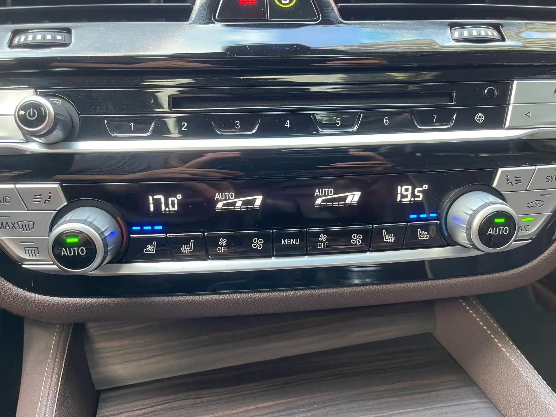 BMW 5 Series New Energy 2019 Updated 530Le Pioneer Edition — миниатюра 32