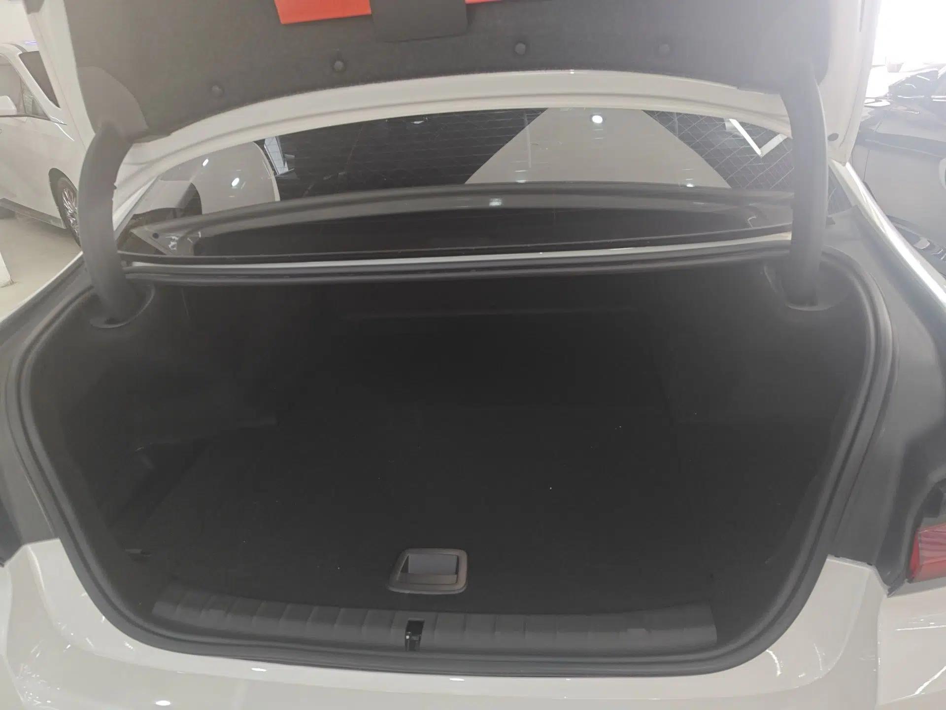 BMW 5 Series New Energy 2022 535Le M Sport Package — миниатюра 27