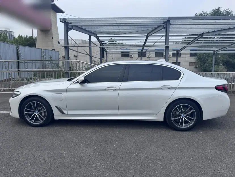 BMW 5 Series New Energy 2022 Restyled 535Le M Sport Package — миниатюра 17