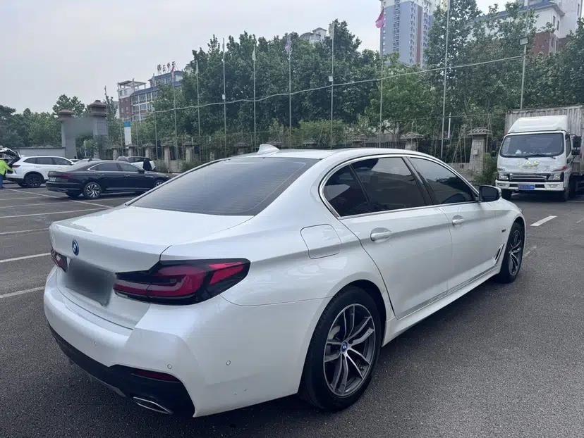 BMW 5 Series New Energy 2022 Restyled 535Le M Sport Package — миниатюра 18