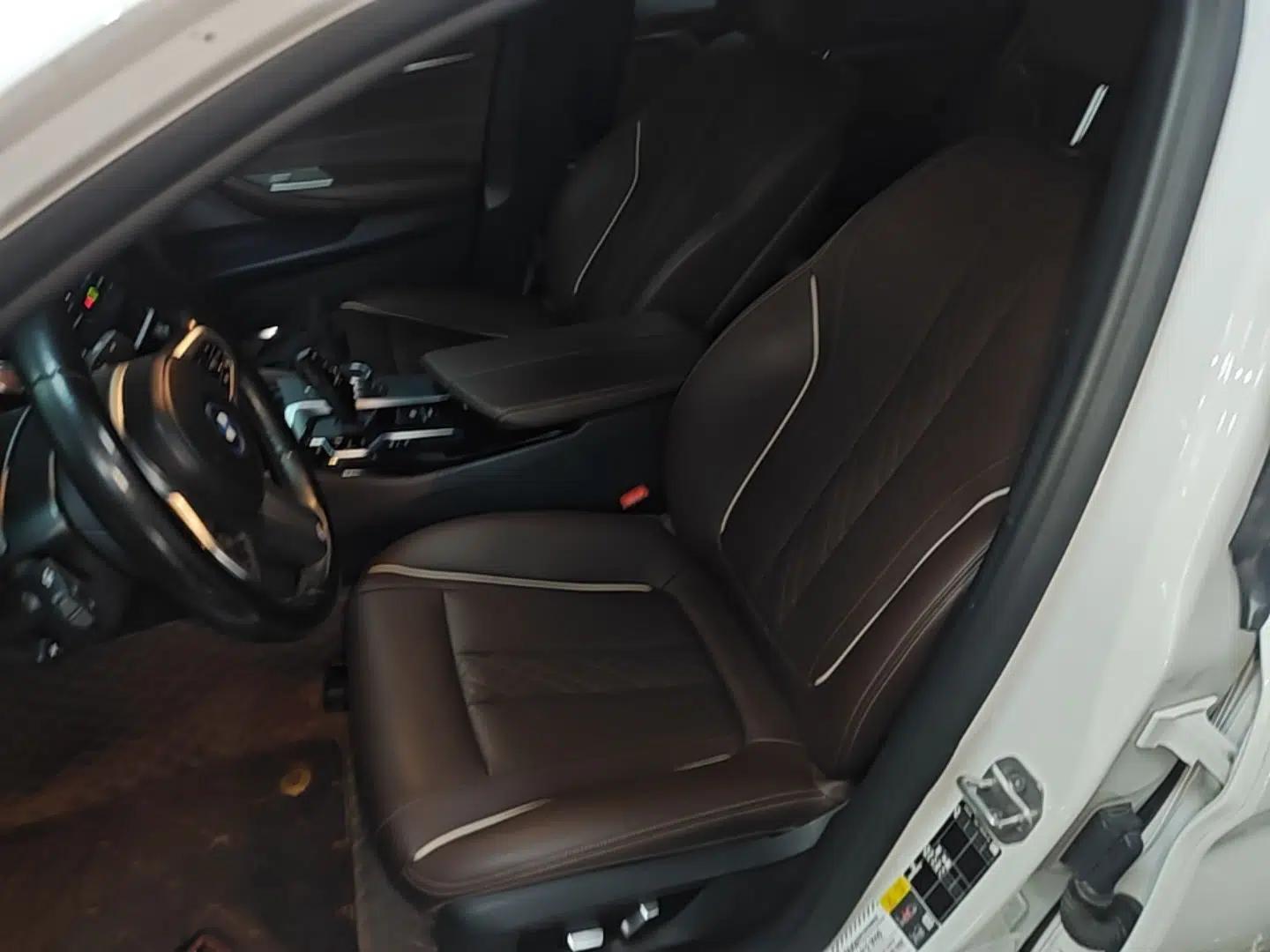 BMW 5 Series New Energy 2022 Restyled 535Le M Sport Package — миниатюра 26