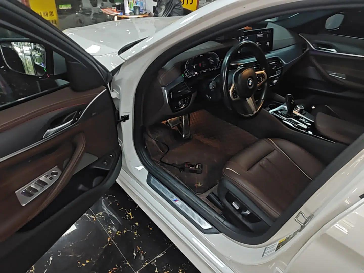 BMW 5 Series New Energy 2022 Restyled 535Le M Sport Package — миниатюра 27