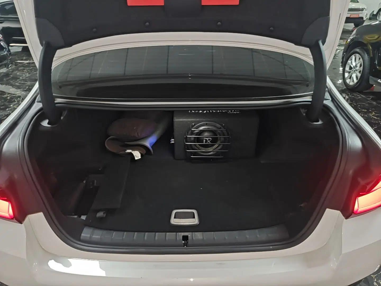 BMW 5 Series New Energy 2022 Restyled 535Le M Sport Package — миниатюра 31