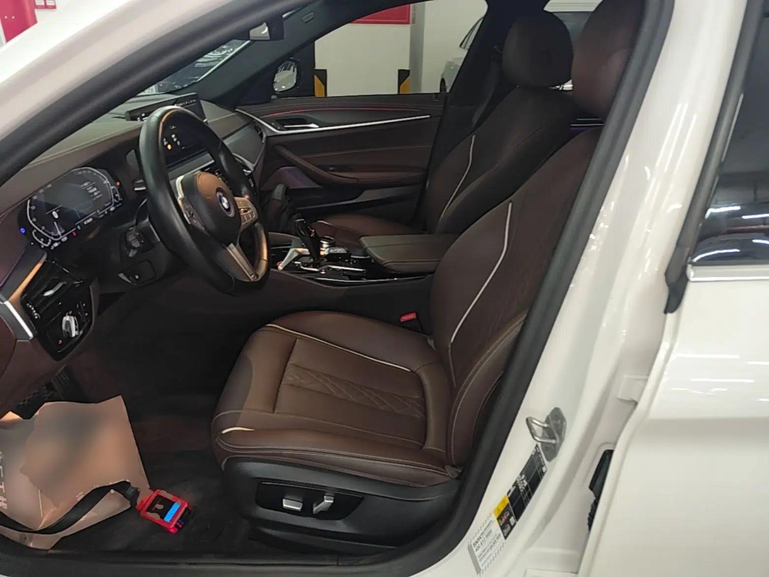 BMW 5 Series New Energy 2022 Second Facelift 535Le M Sport Package — миниатюра 22