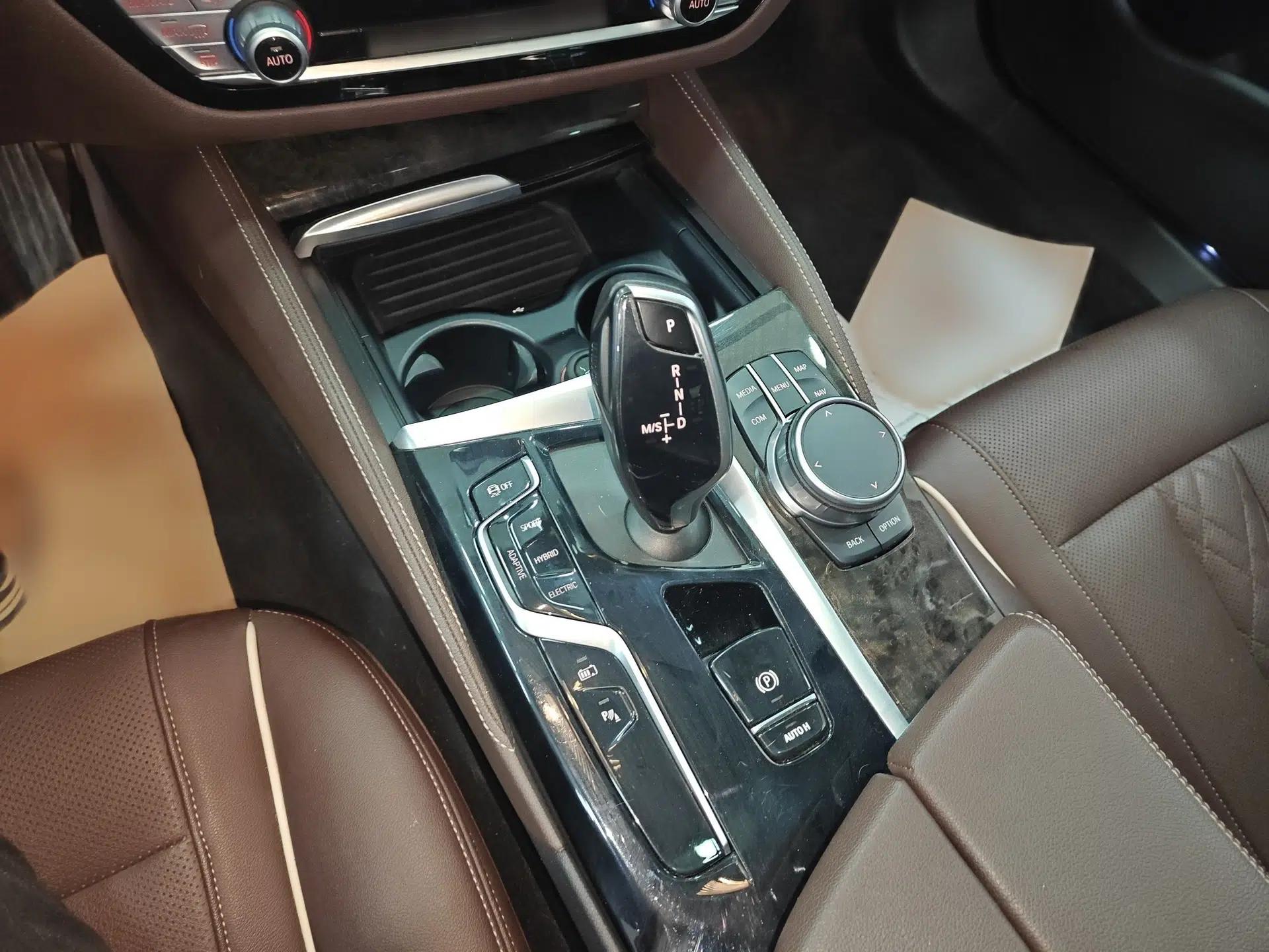 BMW 5 Series New Energy 2021 Restyled 535Le M Sport Package — миниатюра 12