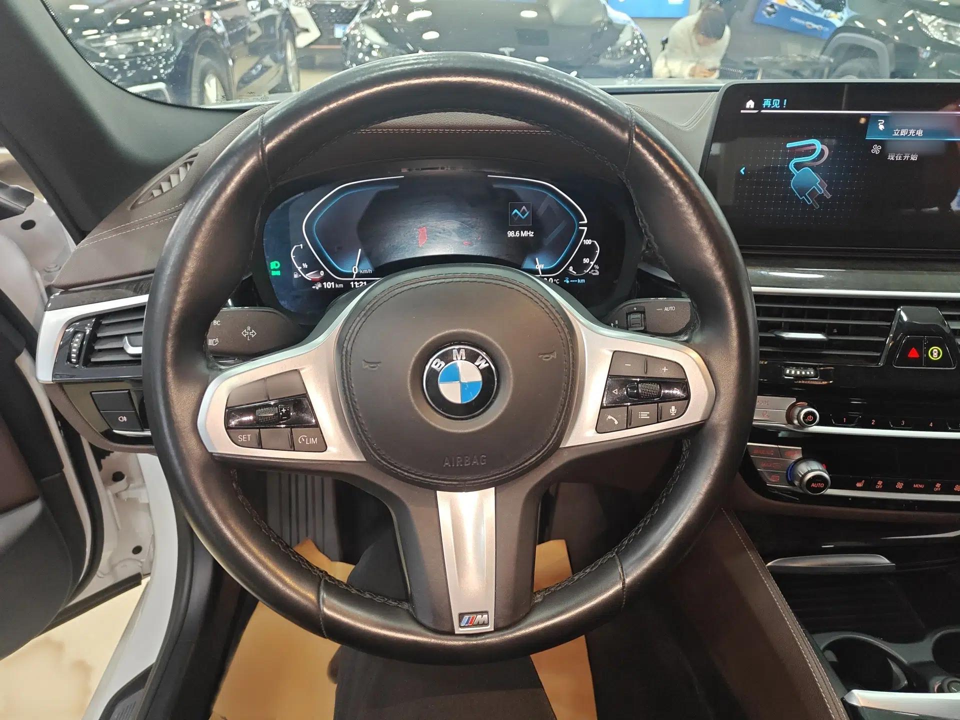 BMW 5 Series New Energy 2021 Restyled 535Le M Sport Package — миниатюра 8