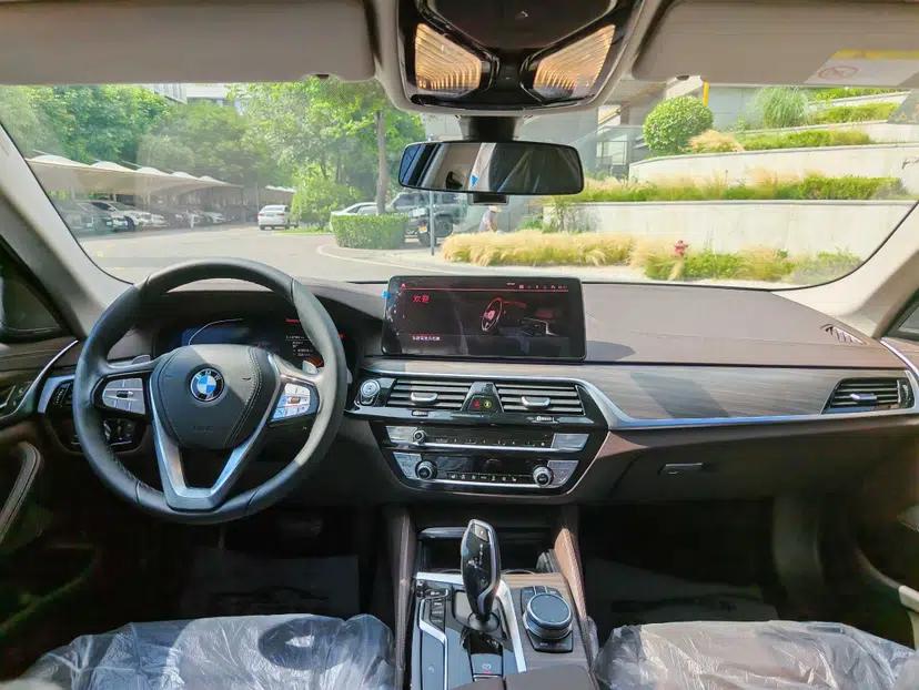 BMW 5 Series 2022 Updated 530Li Leading Edition Luxury Package — миниатюра 9