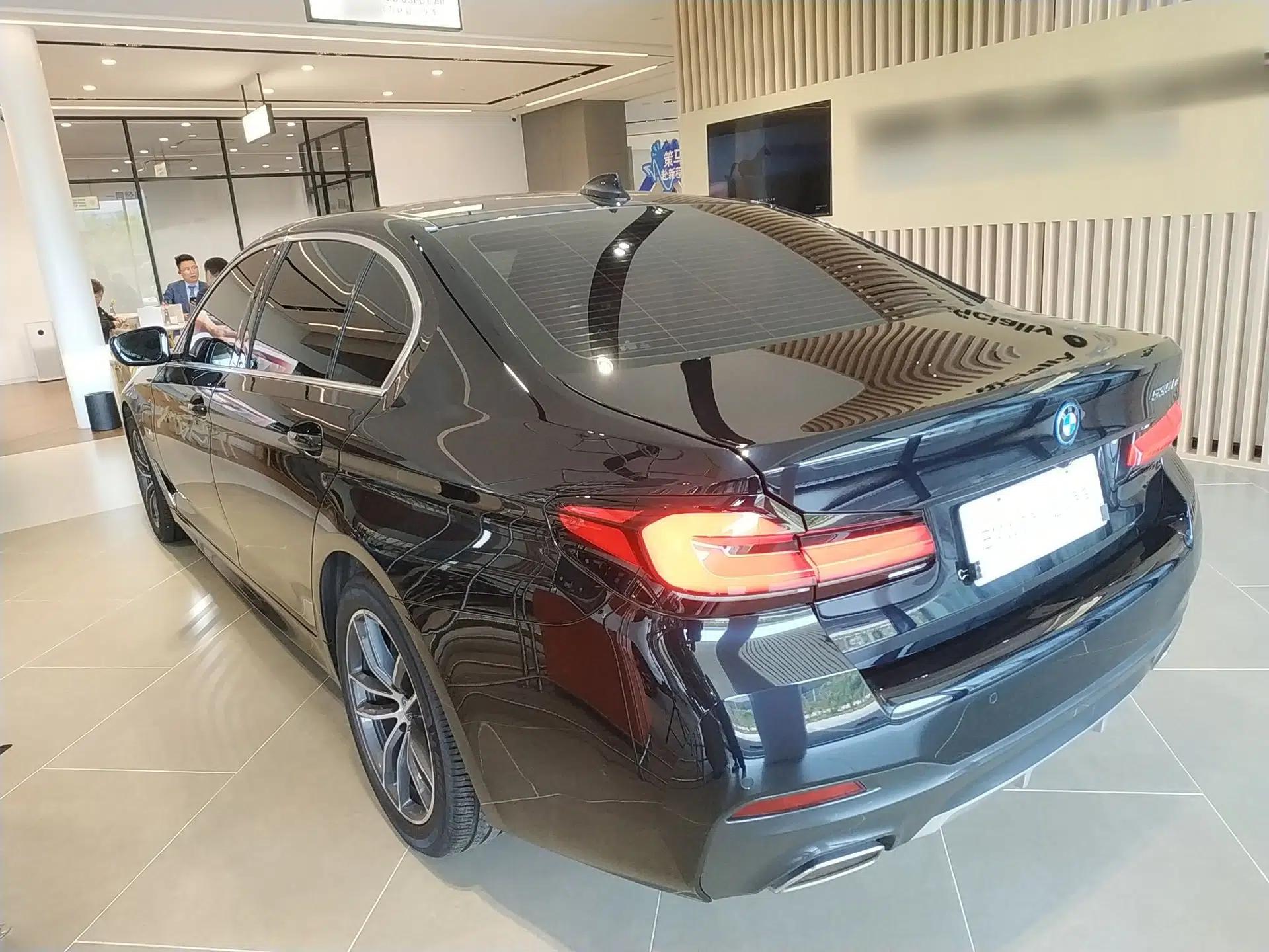 BMW 5 Series New Energy 2022 Second Facelift 535Le M Sport Package — миниатюра 13